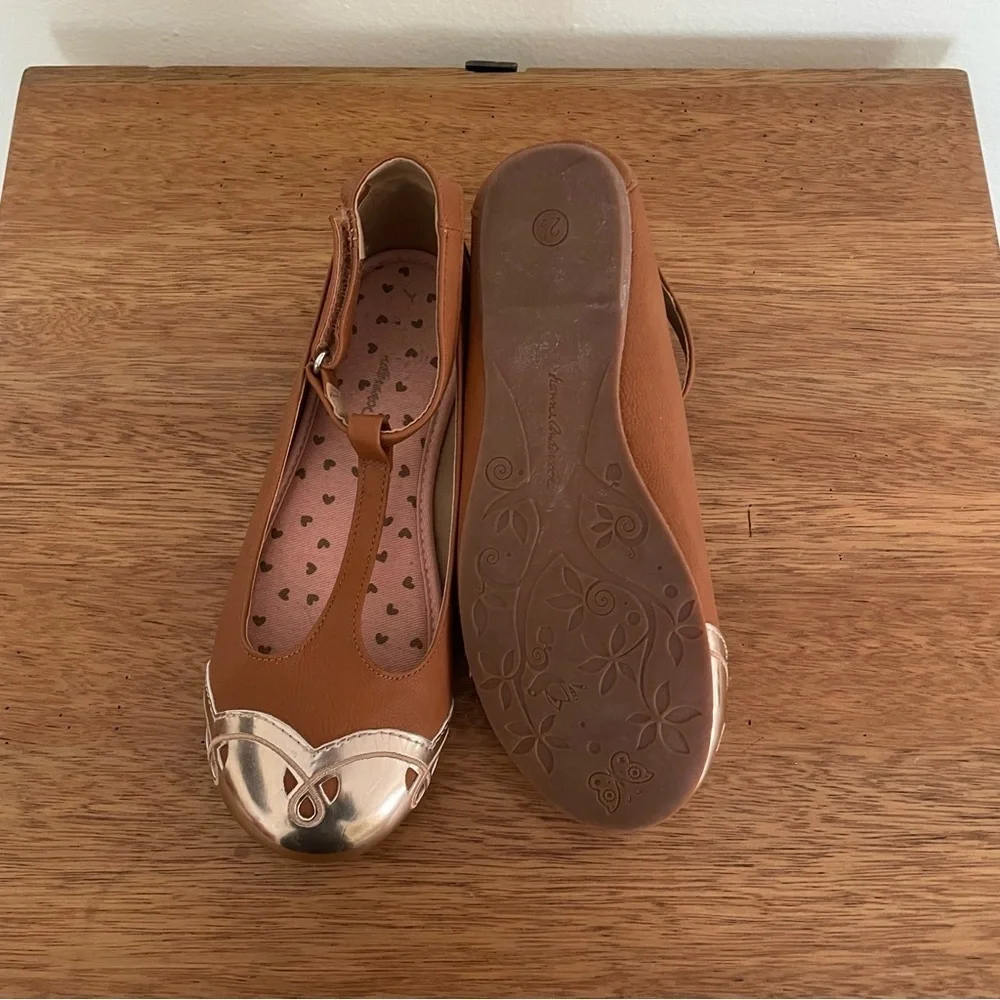 Hanna Andersson Kids Shoes in Tan and Gold